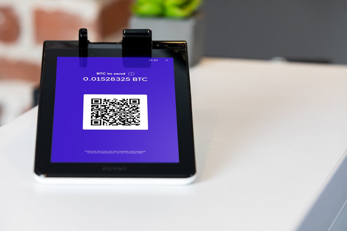POYNT terminal showing the value of the transaction in bitcoins.